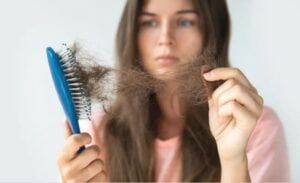 علاج مشكلة سقوط الشعر بالأعشاب الطبيعية