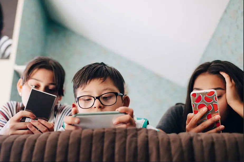 تأثير استخدام الهواتف على نمو الطفل
