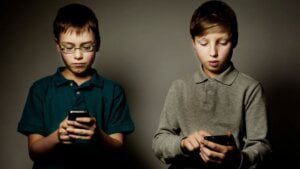 موضوع بحث عن تأثير وخطورة الهواتف على الأطفال