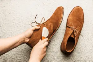 كيفية تنظيف الحذاء الشمواه